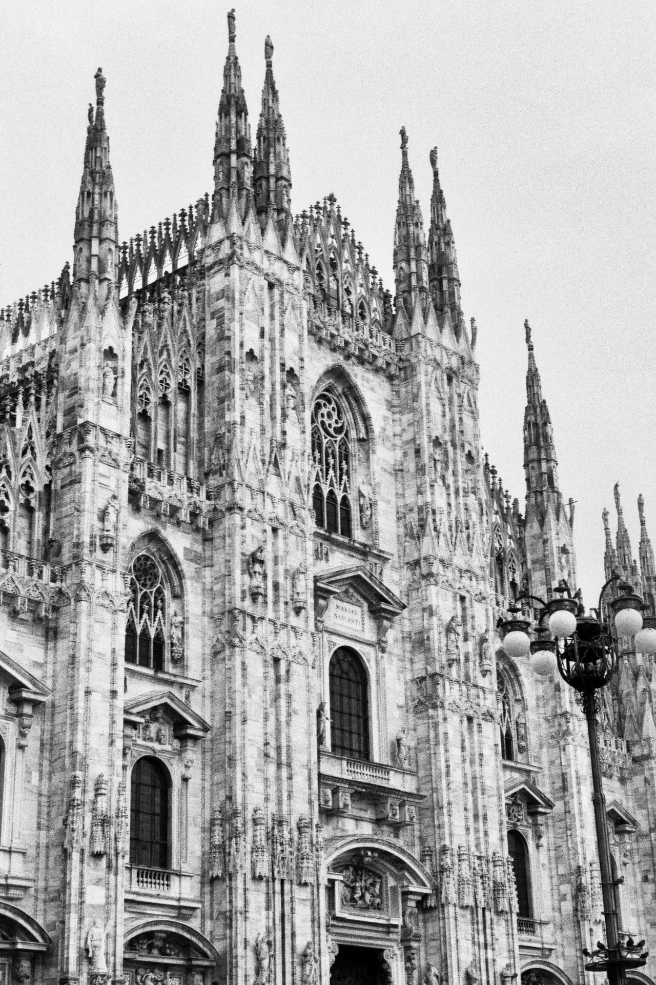 Facciata e guglie del Duomo di Milano dal basso, in bianco e nero